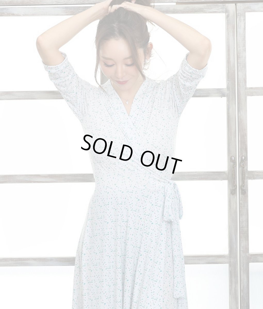 画像4: [韓国製][rinfarre][SALE品のため返品不可＆再入荷なしの現品限り]ミニアジサイ柄・花柄・ミントグリーン ジオメトリック・Vネック カシュクール・七分袖・マキシ・ロングドレス・ワンピース[山崎みどり着用][送料無料] (4)