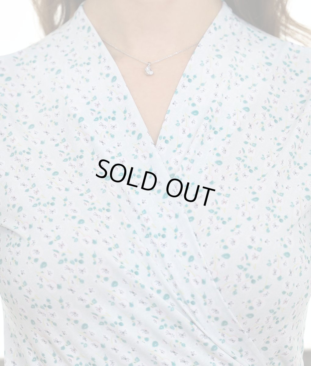 画像9: [韓国製][rinfarre][SALE品のため返品不可＆再入荷なしの現品限り]ミニアジサイ柄・花柄・ミントグリーン ジオメトリック・Vネック カシュクール・七分袖・マキシ・ロングドレス・ワンピース[山崎みどり着用][送料無料] (9)