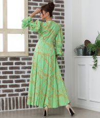画像3: [韓国製][rinfarre][SALE品のため返品不可＆再入荷なしの現品限り]ライトグリーン・チェーン・七分袖・パフスリーブ・カシュクール・スカーフ柄・Aライン・マキシ・ロングドレス・ワンピース[山崎みどり着用] (3)