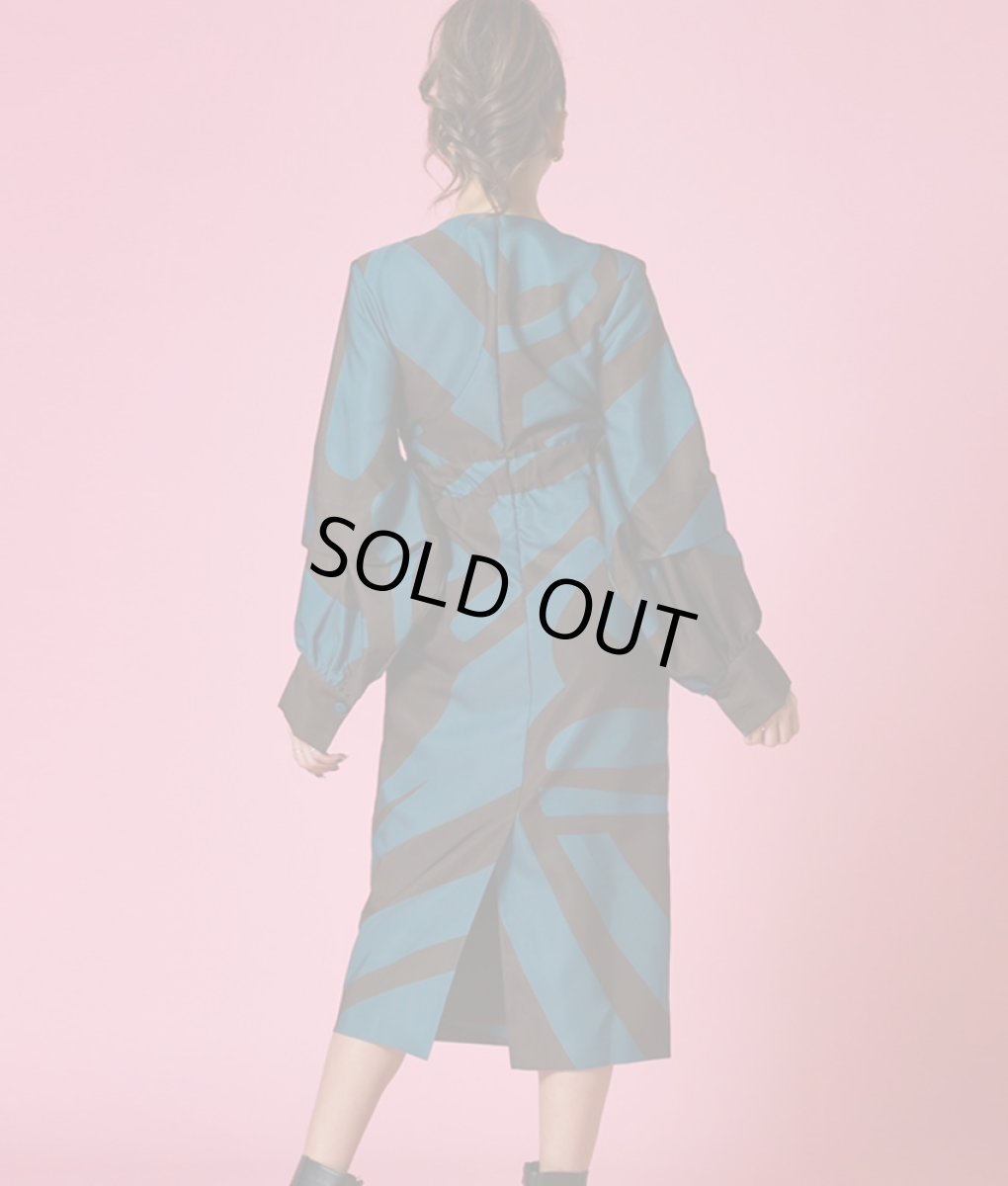 画像4: [韓国製][rinfarre][SALE品のため返品不可＆再入荷なしの現品限り]バイカラー・ウェーブデザイン・ボリュームスリーブ・長袖・タイト・ミディアムドレス・ワンピース[山崎みどり・黒木麗奈着用][送料無料]mygr (4)