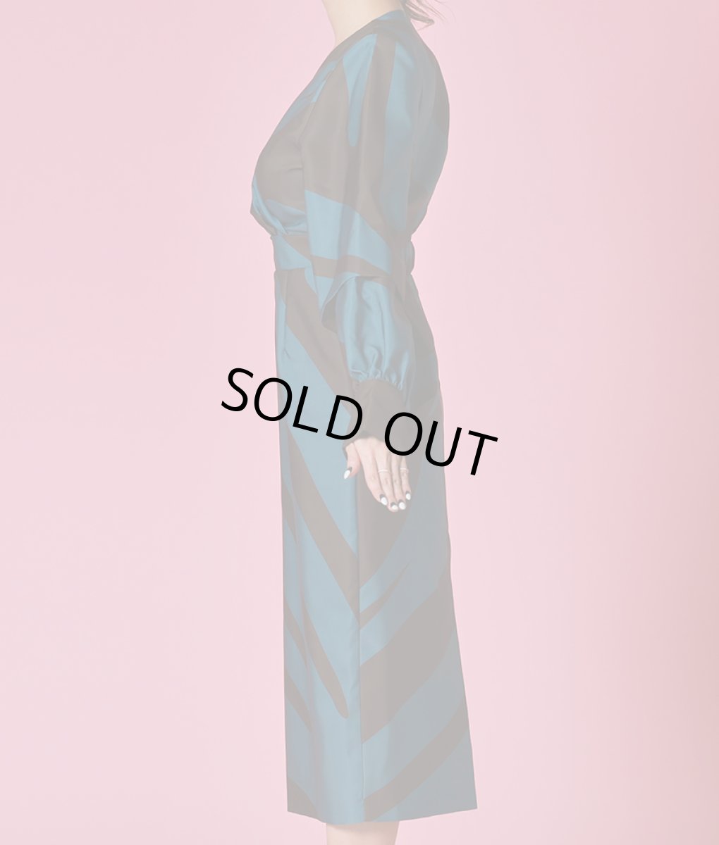 画像8: [韓国製][rinfarre][SALE品のため返品不可＆再入荷なしの現品限り]バイカラー・ウェーブデザイン・ボリュームスリーブ・長袖・タイト・ミディアムドレス・ワンピース[山崎みどり・黒木麗奈着用][送料無料]mygr (8)