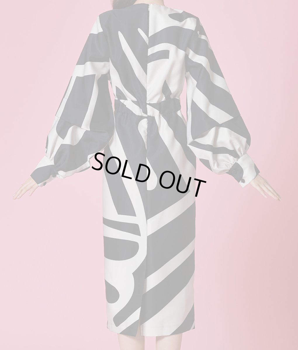 画像9: [韓国製][rinfarre][SALE品のため返品不可＆再入荷なしの現品限り]バイカラー・ウェーブデザイン・ボリュームスリーブ・長袖・タイト・ミディアムドレス・ワンピース[山崎みどり・黒木麗奈着用][送料無料]mygr (9)