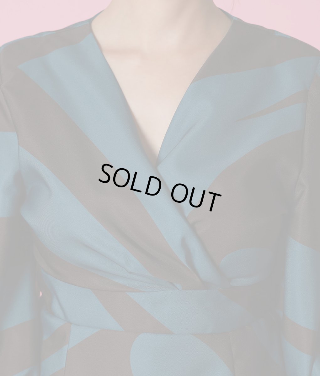 画像10: [韓国製][rinfarre][SALE品のため返品不可＆再入荷なしの現品限り]バイカラー・ウェーブデザイン・ボリュームスリーブ・長袖・タイト・ミディアムドレス・ワンピース[山崎みどり・黒木麗奈着用][送料無料]mygr (10)