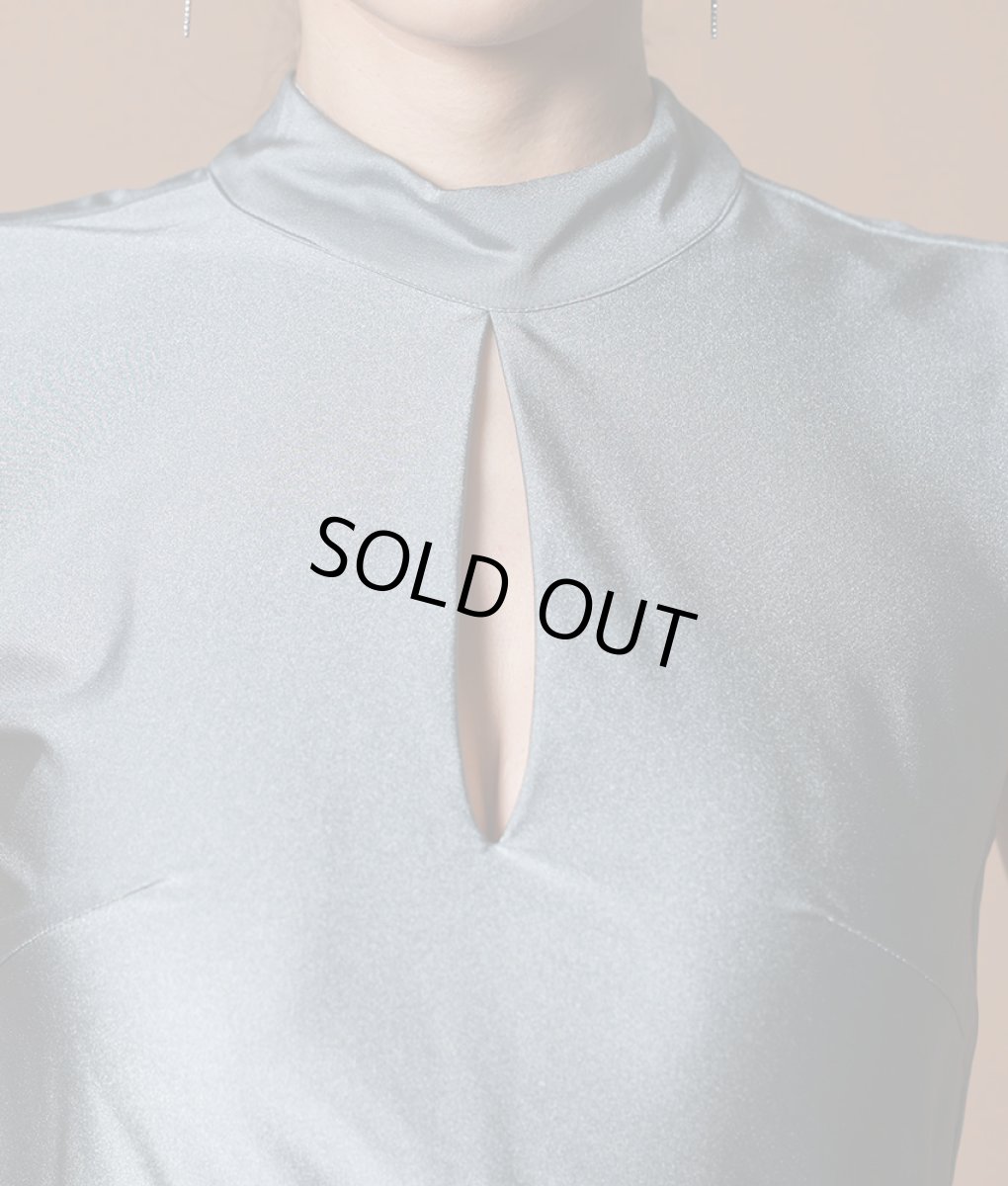 画像11: [韓国製][rinfarre][SALE品のため返品不可＆再入荷なしの現品限り]シンプル・サテン生地・胸元カット・背中開き・ストレッチ・ハイネック・ノースリーブ・ロングドレス[MIRIN・れお着用] (11)