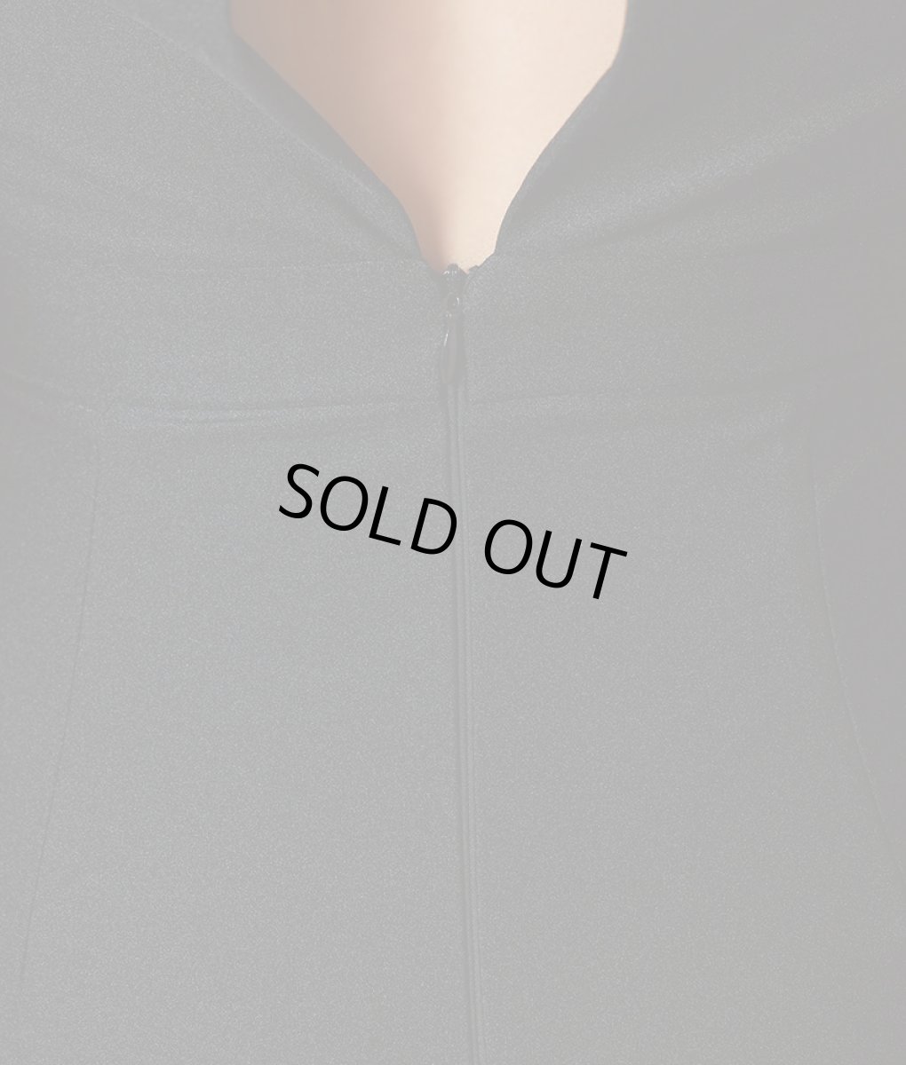 画像13: [韓国製][rinfarre][SALE品のため返品不可＆再入荷なしの現品限り]シンプル・サテン生地・胸元カット・背中開き・ストレッチ・ハイネック・ノースリーブ・ロングドレス[MIRIN・れお着用] (13)