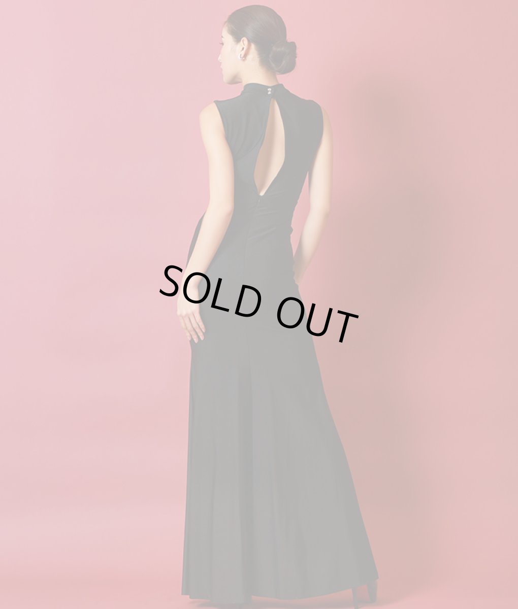 画像5: [韓国製][rinfarre][SALE品のため返品不可＆再入荷なしの現品限り]シンプル・サテン生地・胸元カット・背中開き・ストレッチ・ハイネック・ノースリーブ・ロングドレス[MIRIN・れお着用] (5)