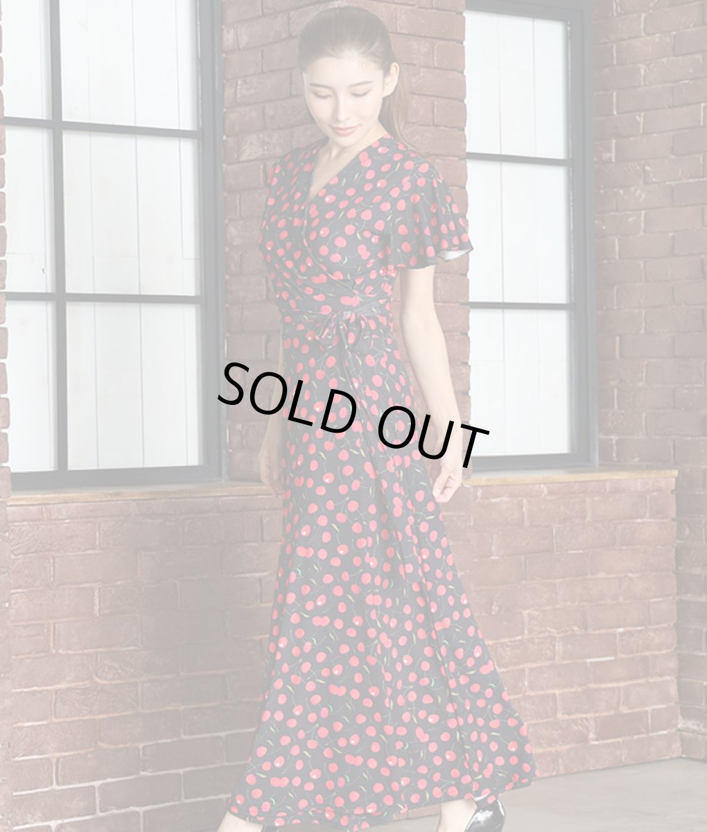 画像2: [SALE品のため返品不可＆再入荷なしの現品限り][韓国製][rinfarre]ブラック・フリル・半袖・チェリー・さくらんぼ・プリント・Vネック・カシュクール・マキシ・ロングドレス・ラップ・ワンピース[MIRIN着用][送料無料] (2)