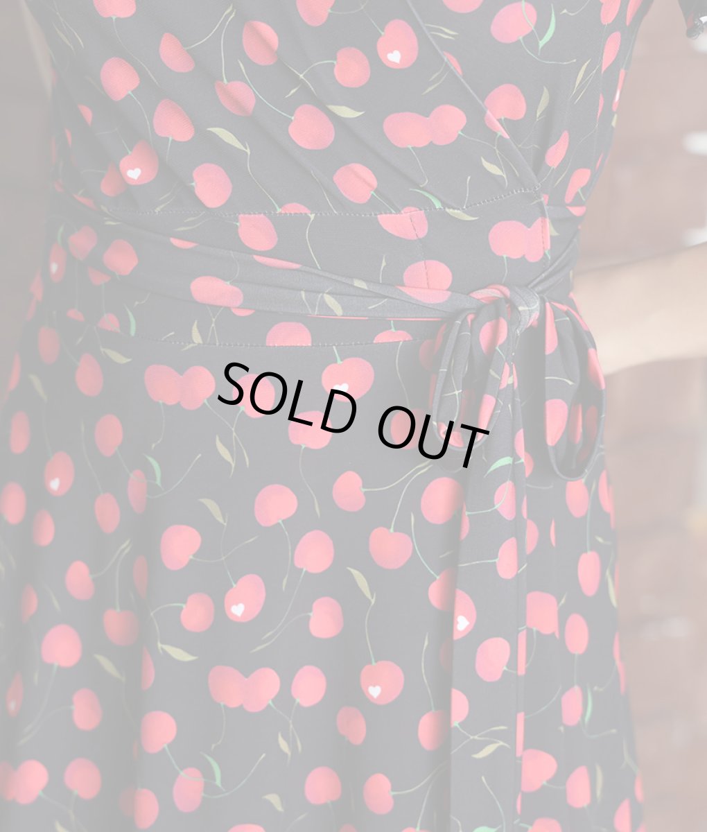 画像12: [SALE品のため返品不可＆再入荷なしの現品限り][韓国製][rinfarre]ブラック・フリル・半袖・チェリー・さくらんぼ・プリント・Vネック・カシュクール・マキシ・ロングドレス・ラップ・ワンピース[MIRIN着用][送料無料] (12)