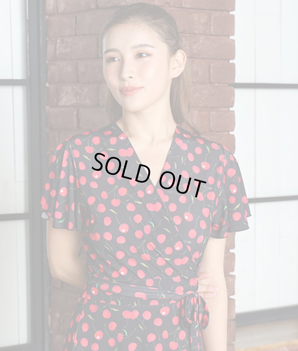 画像4: [SALE品のため返品不可＆再入荷なしの現品限り][韓国製][rinfarre]ブラック・フリル・半袖・チェリー・さくらんぼ・プリント・Vネック・カシュクール・マキシ・ロングドレス・ラップ・ワンピース[MIRIN着用][送料無料] (4)