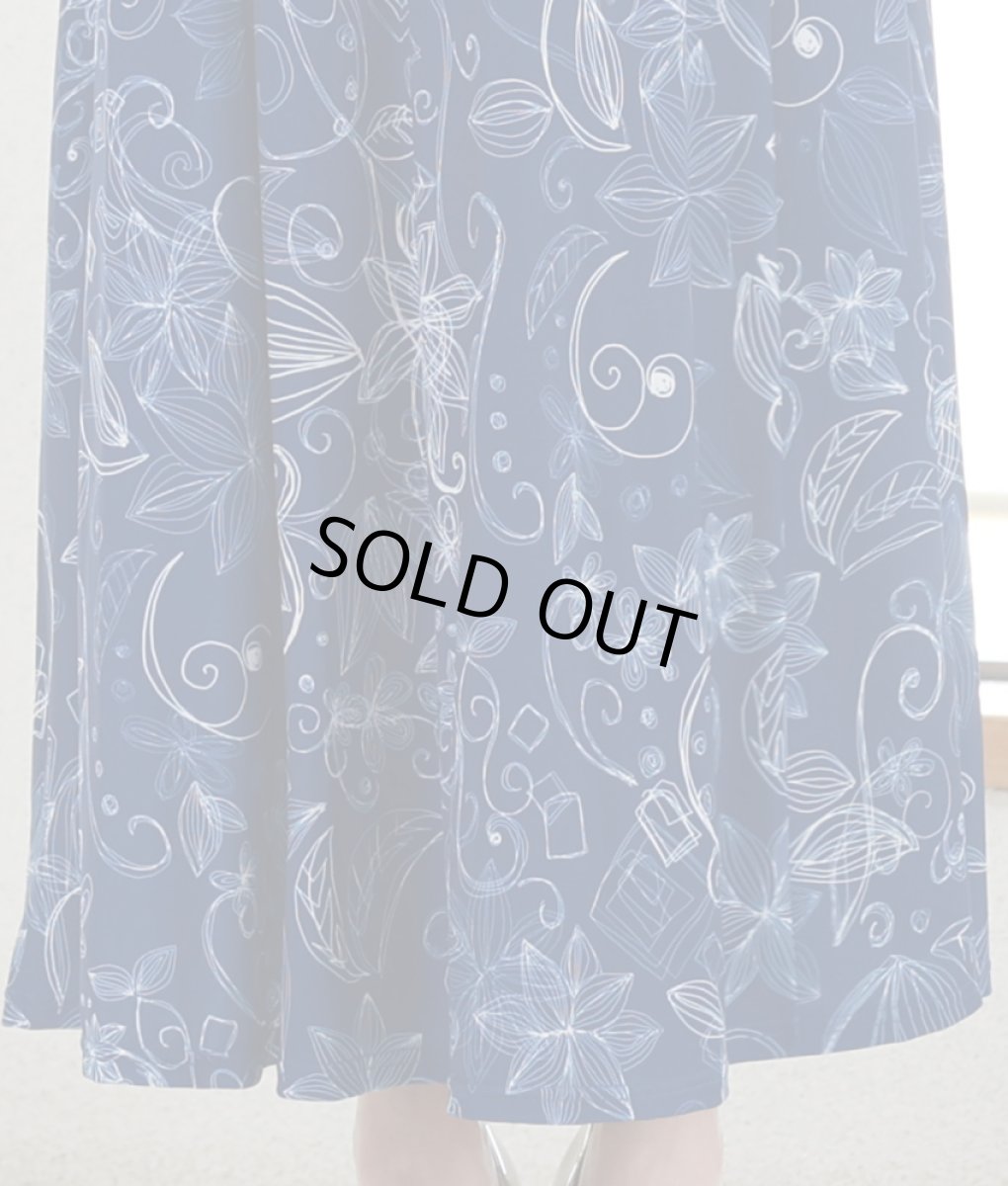 画像12: [韓国製][rinfarre]ネイビー・ホワイト花柄・プリント・Vネック・カシュクール・七分袖・マキシ・ロングドレス・ラップワンピース[山崎みどり着用][送料無料]my (12)