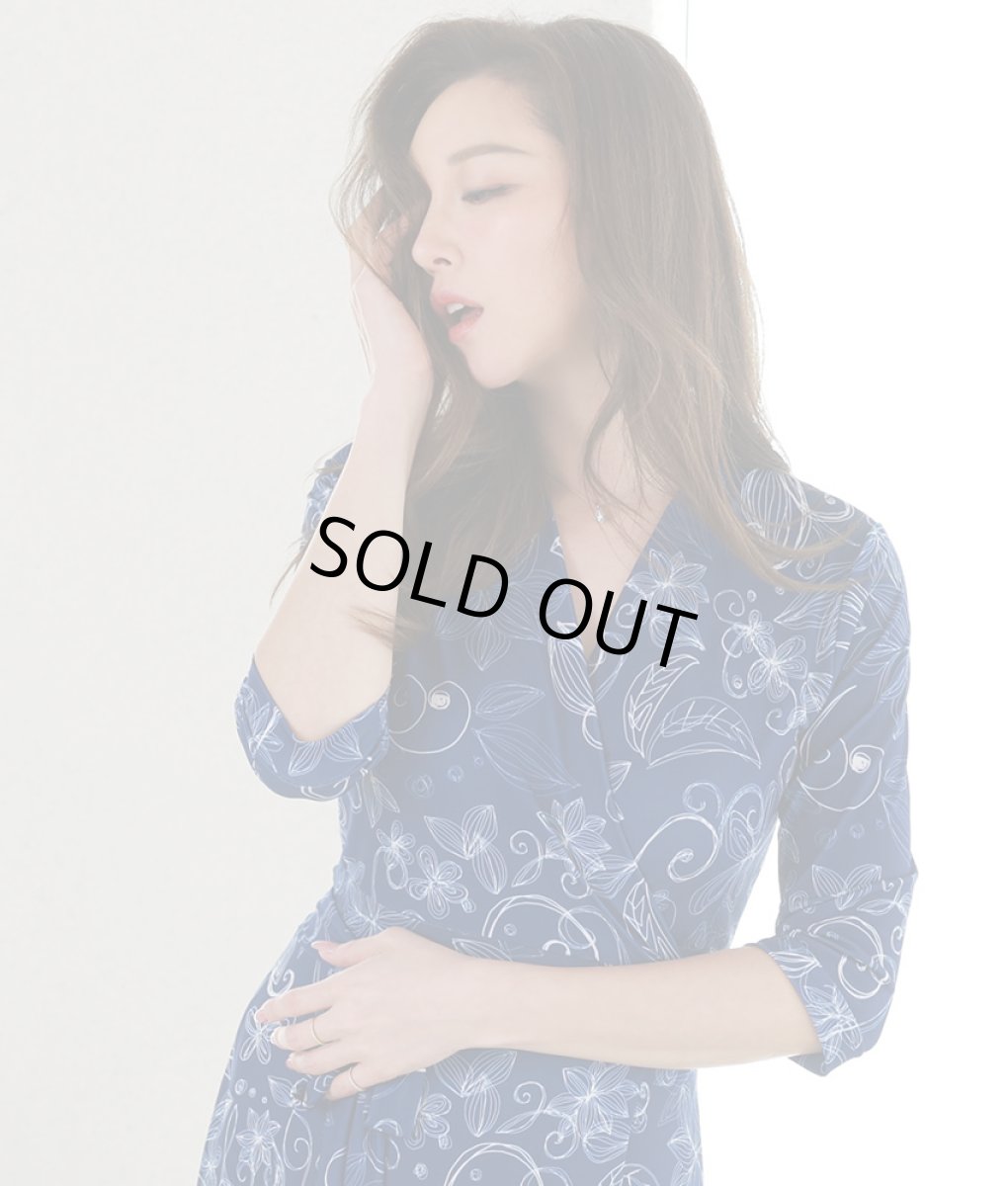 画像4: [韓国製][rinfarre]ネイビー・ホワイト花柄・プリント・Vネック・カシュクール・七分袖・マキシ・ロングドレス・ラップワンピース[山崎みどり着用][送料無料]my (4)