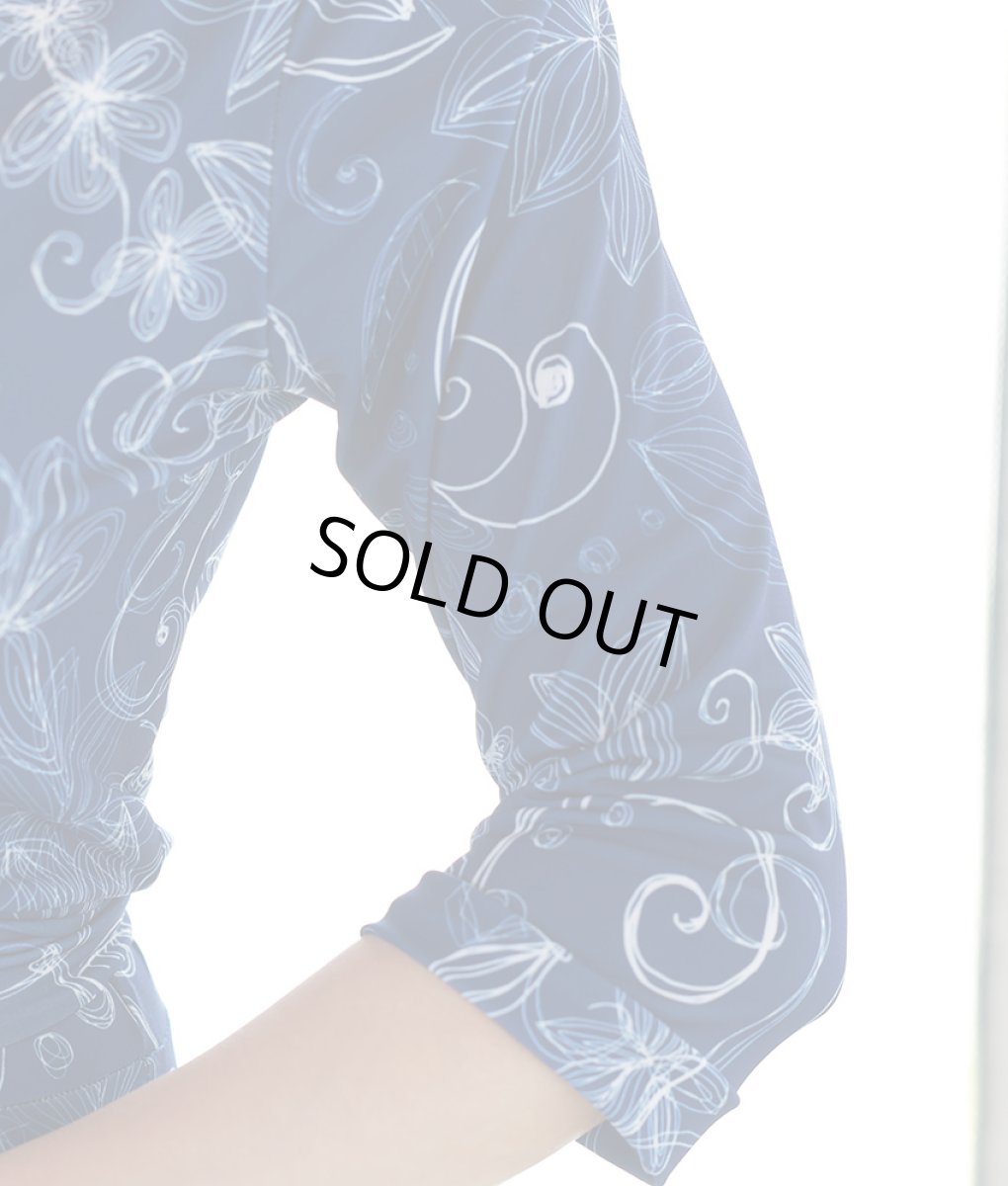 画像10: [韓国製][rinfarre]ネイビー・ホワイト花柄・プリント・Vネック・カシュクール・七分袖・マキシ・ロングドレス・ラップワンピース[山崎みどり着用][送料無料]my (10)