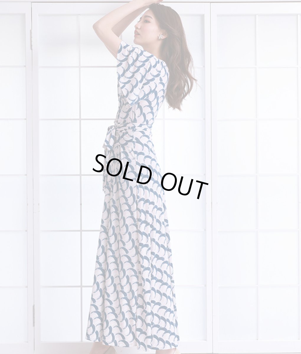 画像2: [韓国製][rinfarre]ピンク×ネイビー・ウェーブ柄・Vネック・カシュクール風・フリルスリーブ・半袖・マキシ・ロングドレス・ワンピース[黒木麗奈着用][送料無料] (2)