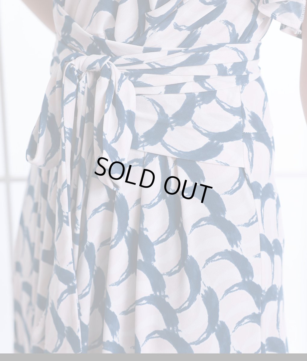 画像11: [韓国製][rinfarre]ピンク×ネイビー・ウェーブ柄・Vネック・カシュクール風・フリルスリーブ・半袖・マキシ・ロングドレス・ワンピース[黒木麗奈着用][送料無料] (11)