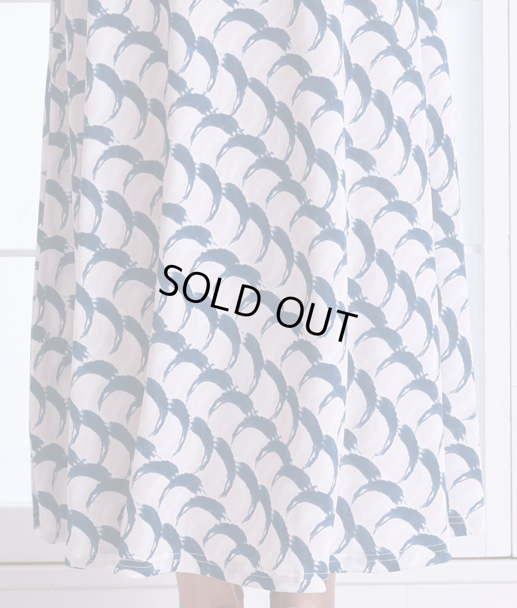 画像12: [韓国製][rinfarre]ピンク×ネイビー・ウェーブ柄・Vネック・カシュクール風・フリルスリーブ・半袖・マキシ・ロングドレス・ワンピース[黒木麗奈着用][送料無料] (12)