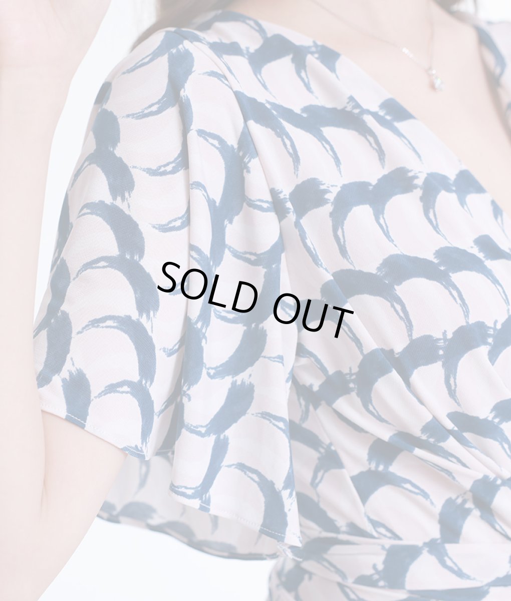 画像10: [韓国製][rinfarre]ピンク×ネイビー・ウェーブ柄・Vネック・カシュクール風・フリルスリーブ・半袖・マキシ・ロングドレス・ワンピース[黒木麗奈着用][送料無料] (10)