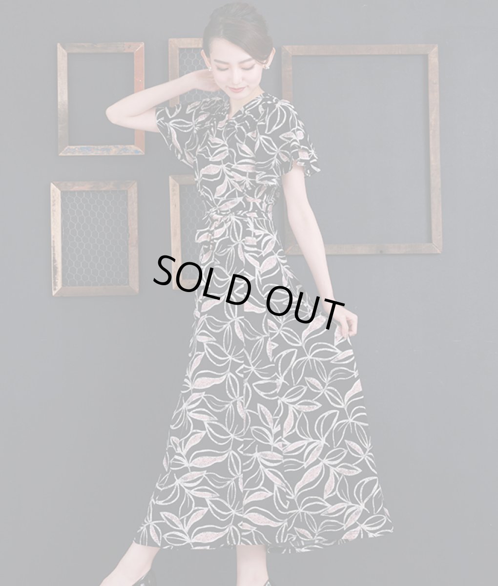 画像2: [韓国製][rinfarre]ブラック・リーフ柄・Vネック・カシュクール風・フリルスリーブ・半袖・マキシ・ラップ・ロングドレス・ワンピース[黒木麗奈着用][送料無料] (2)