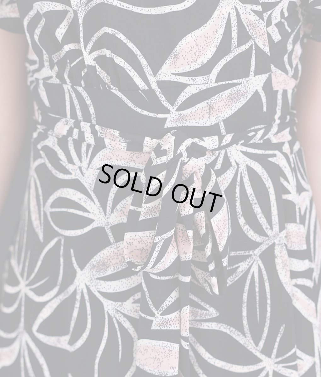 画像11: [韓国製][rinfarre]ブラック・リーフ柄・Vネック・カシュクール風・フリルスリーブ・半袖・マキシ・ラップ・ロングドレス・ワンピース[黒木麗奈着用][送料無料] (11)