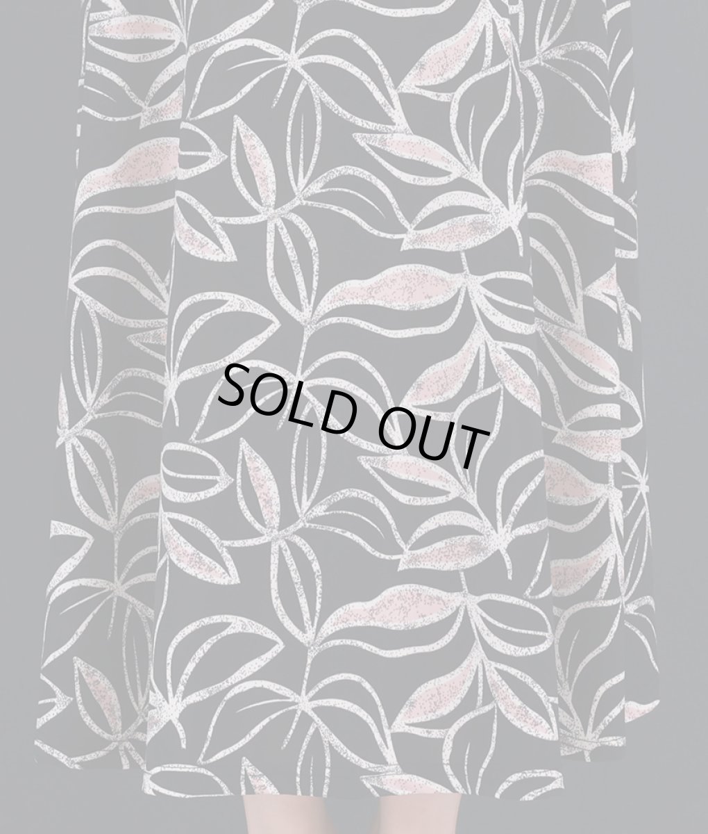 画像12: [韓国製][rinfarre]ブラック・リーフ柄・Vネック・カシュクール風・フリルスリーブ・半袖・マキシ・ラップ・ロングドレス・ワンピース[黒木麗奈着用][送料無料] (12)