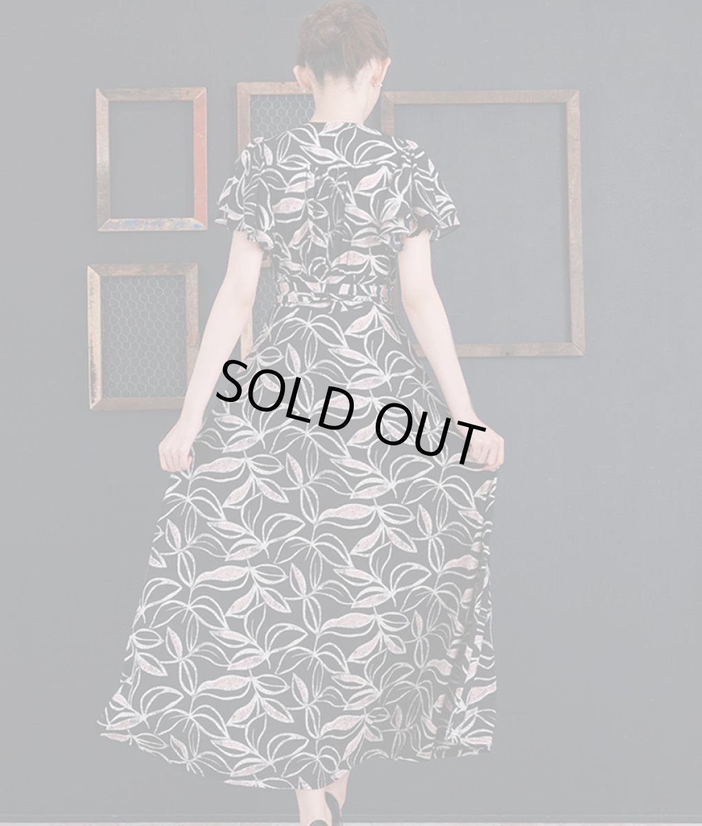 画像3: [韓国製][rinfarre]ブラック・リーフ柄・Vネック・カシュクール風・フリルスリーブ・半袖・マキシ・ラップ・ロングドレス・ワンピース[黒木麗奈着用][送料無料] (3)