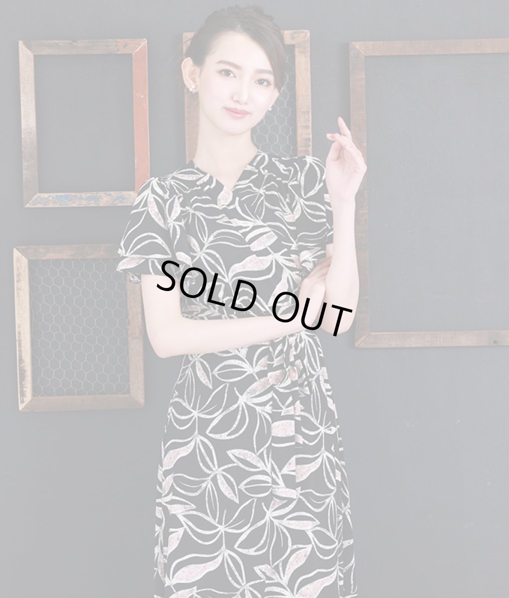 画像4: [韓国製][rinfarre]ブラック・リーフ柄・Vネック・カシュクール風・フリルスリーブ・半袖・マキシ・ラップ・ロングドレス・ワンピース[黒木麗奈着用][送料無料] (4)