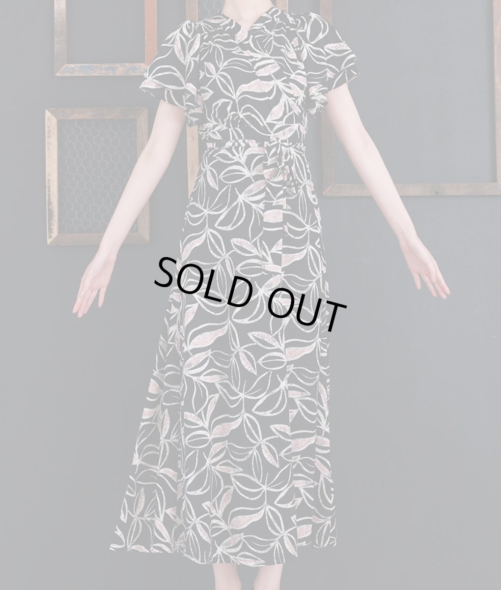 画像6: [韓国製][rinfarre]ブラック・リーフ柄・Vネック・カシュクール風・フリルスリーブ・半袖・マキシ・ラップ・ロングドレス・ワンピース[黒木麗奈着用][送料無料] (6)