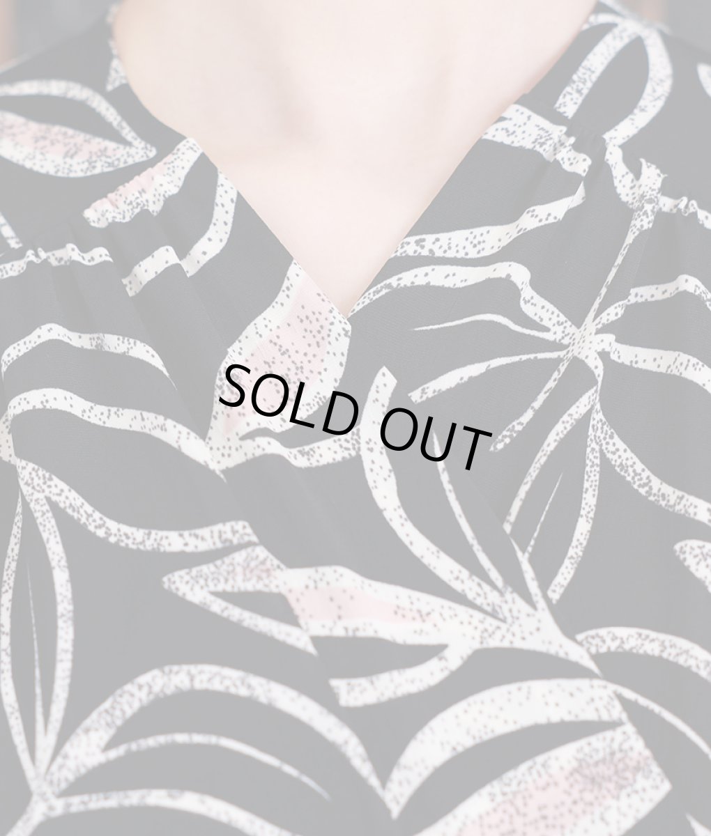 画像9: [韓国製][rinfarre]ブラック・リーフ柄・Vネック・カシュクール風・フリルスリーブ・半袖・マキシ・ラップ・ロングドレス・ワンピース[黒木麗奈着用][送料無料] (9)