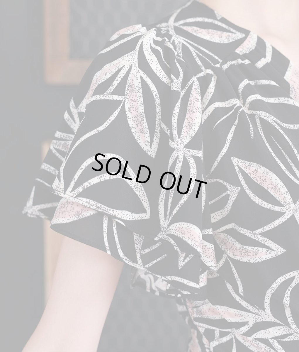 画像10: [韓国製][rinfarre]ブラック・リーフ柄・Vネック・カシュクール風・フリルスリーブ・半袖・マキシ・ラップ・ロングドレス・ワンピース[黒木麗奈着用][送料無料] (10)