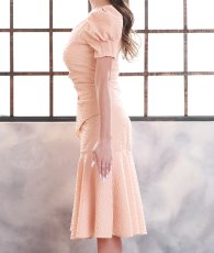 画像7: [韓国製][rinfarre][SALE品のため返品不可＆再入荷なしの現品限り]ピンクベージュ・金ボタン・半袖・パフスリーブ・マーメイド・ミディアムドレス・ワンピース[山崎みどり着用][送料無料] (7)