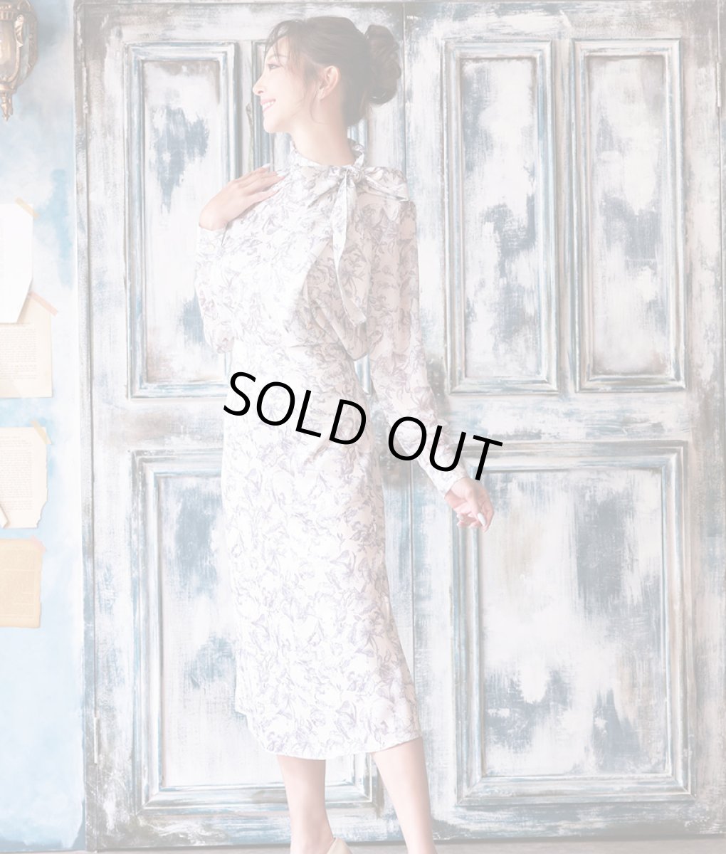 画像2: [SALE品のため返品不可＆再入荷なしの現品限り][韓国製][rinfarre]ライトグレー・ぼかし花柄・プリン・リボンタイ・長袖ブラウス・フレア・ミディアムスカート・セットアップ・ツーピース[山崎みどり着用] (2)