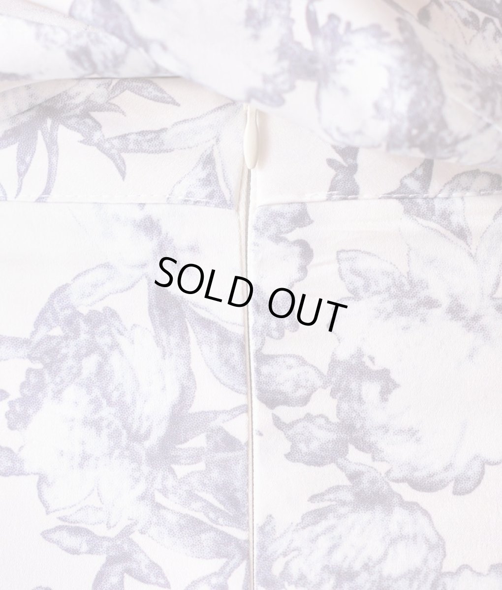 画像11: [SALE品のため返品不可＆再入荷なしの現品限り][韓国製][rinfarre]ライトグレー・ぼかし花柄・プリン・リボンタイ・長袖ブラウス・フレア・ミディアムスカート・セットアップ・ツーピース[山崎みどり着用] (11)