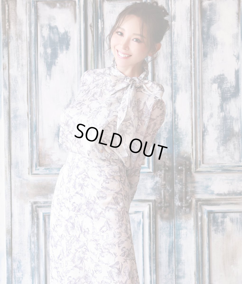 画像4: [SALE品のため返品不可＆再入荷なしの現品限り][韓国製][rinfarre]ライトグレー・ぼかし花柄・プリン・リボンタイ・長袖ブラウス・フレア・ミディアムスカート・セットアップ・ツーピース[山崎みどり着用] (4)