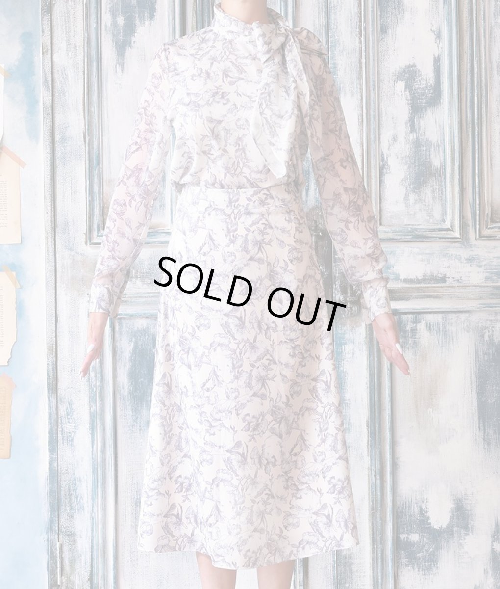 画像6: [SALE品のため返品不可＆再入荷なしの現品限り][韓国製][rinfarre]ライトグレー・ぼかし花柄・プリン・リボンタイ・長袖ブラウス・フレア・ミディアムスカート・セットアップ・ツーピース[山崎みどり着用] (6)