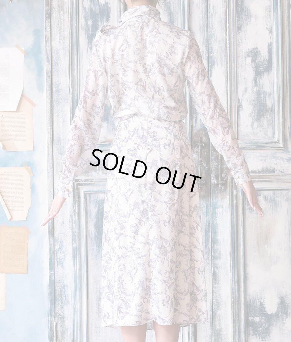 画像8: [SALE品のため返品不可＆再入荷なしの現品限り][韓国製][rinfarre]ライトグレー・ぼかし花柄・プリン・リボンタイ・長袖ブラウス・フレア・ミディアムスカート・セットアップ・ツーピース[山崎みどり着用] (8)