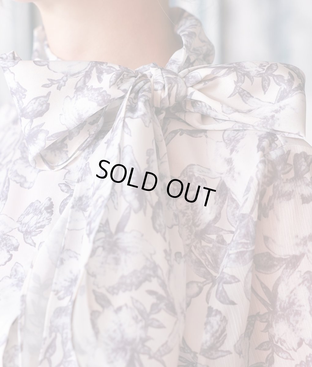 画像9: [SALE品のため返品不可＆再入荷なしの現品限り][韓国製][rinfarre]ライトグレー・ぼかし花柄・プリン・リボンタイ・長袖ブラウス・フレア・ミディアムスカート・セットアップ・ツーピース[山崎みどり着用] (9)