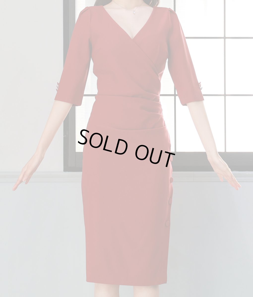 画像6: [SALE品のため返品不可＆再入荷なしの現品限り][韓国製][rinfarre]五分袖・飾りくるみボタン・サイドスリット・Vネック・タイト・ミディアムドレス・ワンピース[黒木麗奈着用] (6)