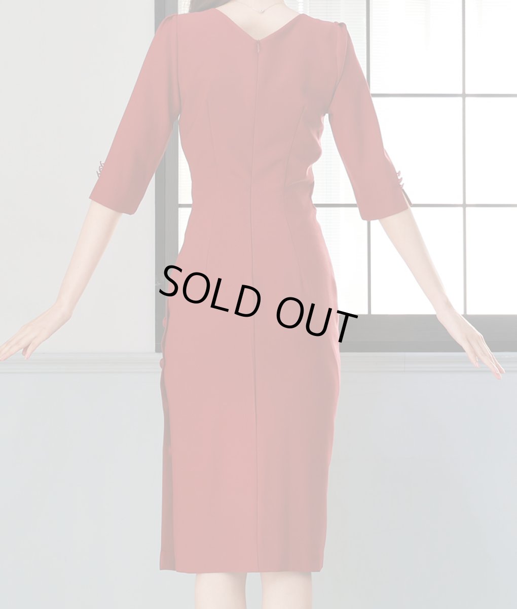 画像8: [SALE品のため返品不可＆再入荷なしの現品限り][韓国製][rinfarre]五分袖・飾りくるみボタン・サイドスリット・Vネック・タイト・ミディアムドレス・ワンピース[黒木麗奈着用] (8)
