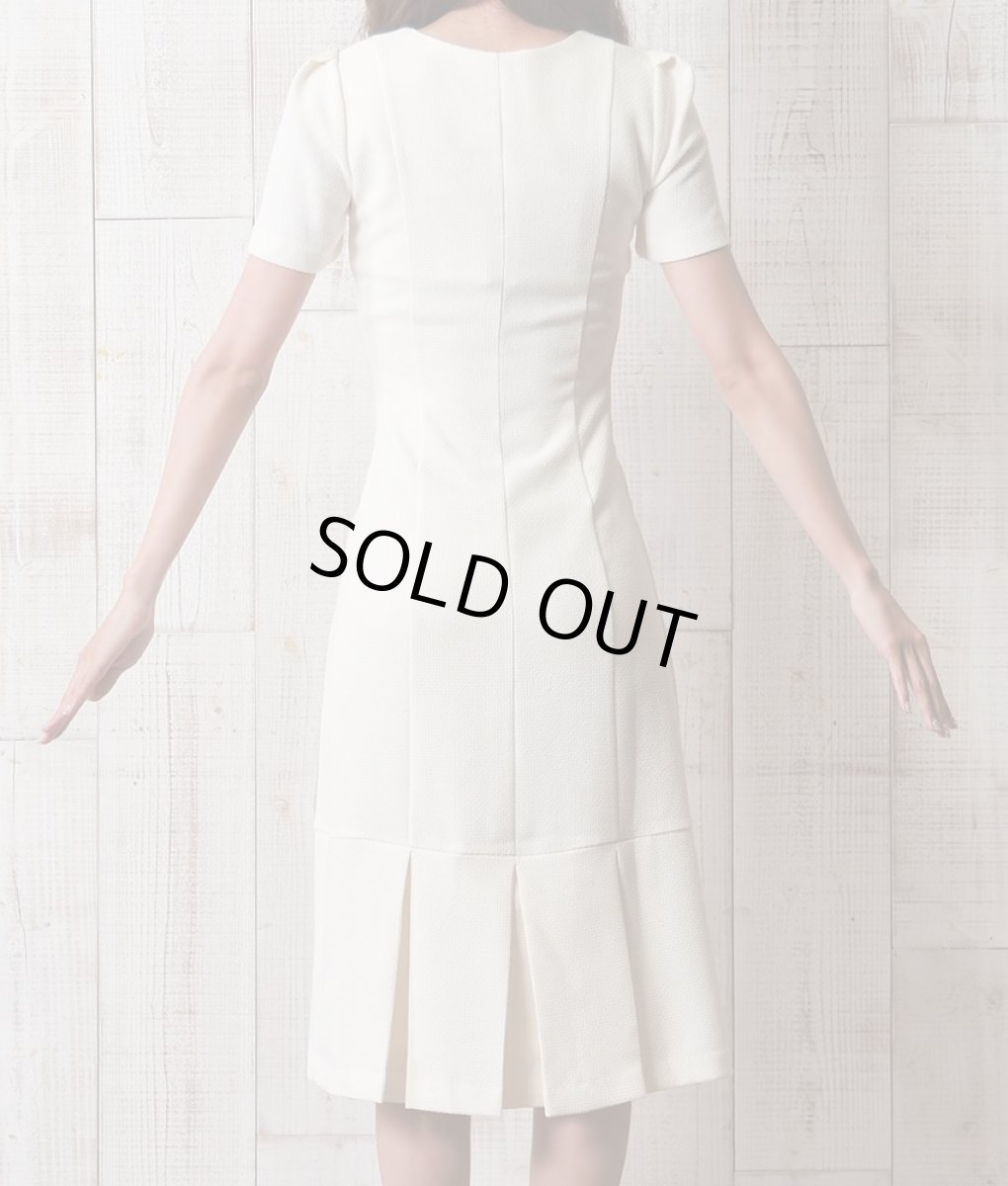 画像8: [SALE品のため返品不可＆再入荷なしの現品限り][韓国製][rinfarre]半袖・ローウエスト・フレア・アイボリー・ボタン＆フロントファスナー・ミディアムドレス・ワンピース[れお着用] (8)