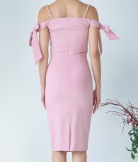 画像8: [韓国製][rinfarre][SALE品のため返品不可＆再入荷なしの現品限り]オープンショルダー・パールポイント・リボン・キャミソール・キュート・タイト・ミディアムドレス・ワンピース[MIRIN着用][送料無料] (8)