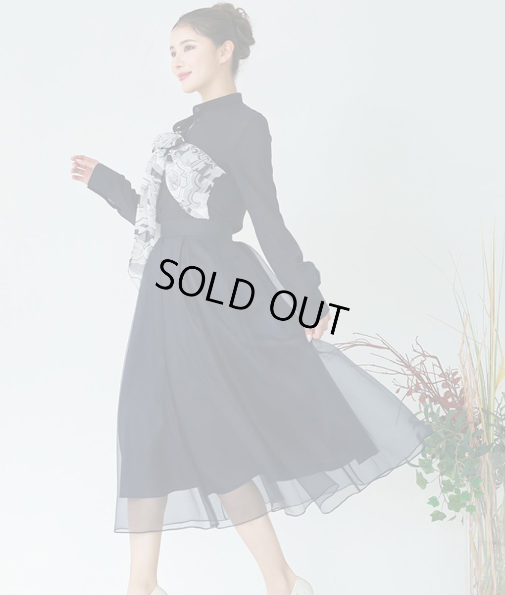 画像2: [SALE品のため返品不可＆再入荷なしの現品限り][韓国製][rinfarre]ネイビー・プリントスカーフ・長袖ブラウス・Aライン・ミディアムスカート・セットアップ・ツーピース[MIRIN着用]《送料＆代引き手数料無料》 (2)