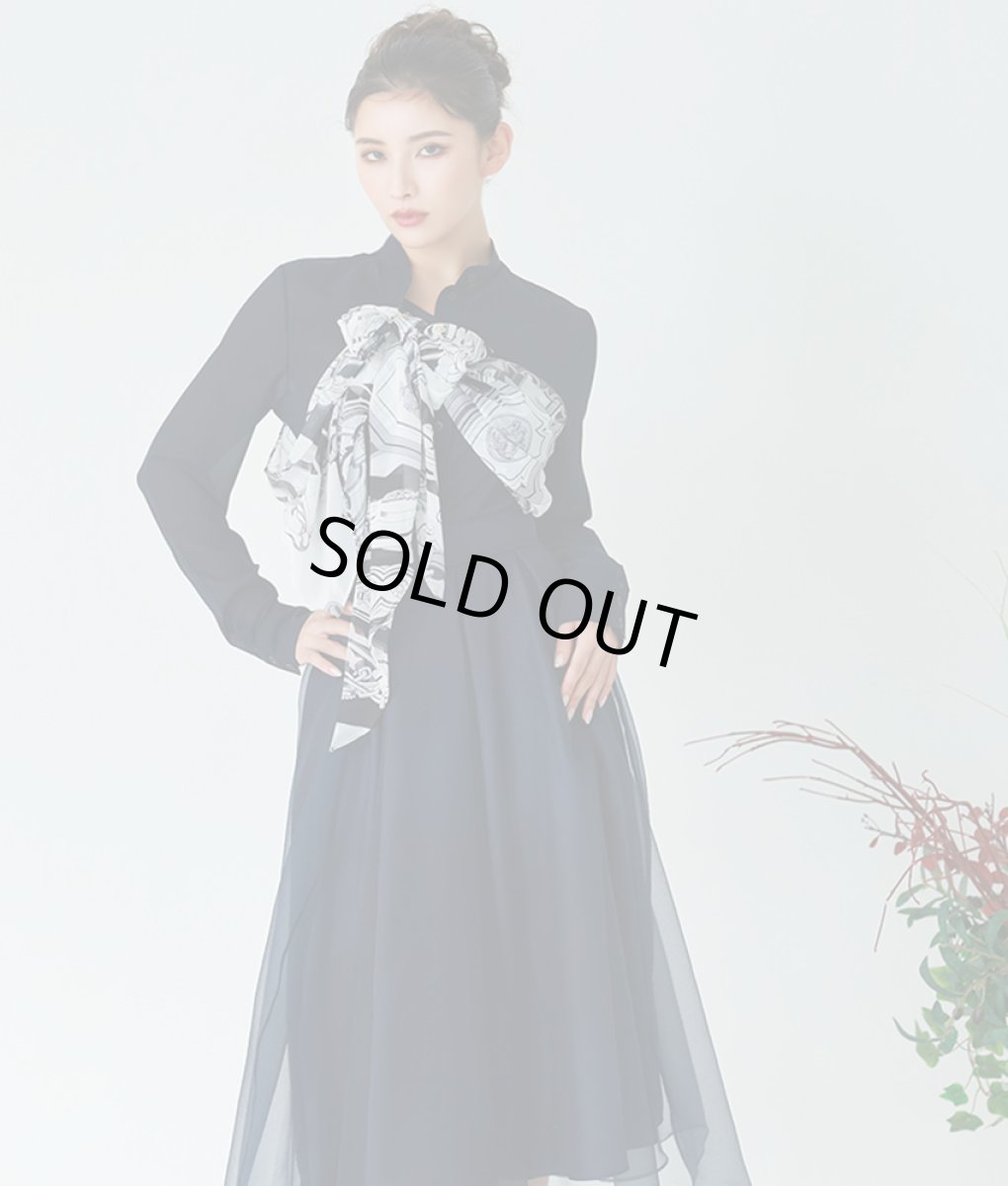 画像4: [SALE品のため返品不可＆再入荷なしの現品限り][韓国製][rinfarre]ネイビー・プリントスカーフ・長袖ブラウス・Aライン・ミディアムスカート・セットアップ・ツーピース[MIRIN着用]《送料＆代引き手数料無料》 (4)