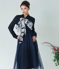 画像4: [韓国製][rinfarre]ネイビー・プリントスカーフ・長袖ブラウス・Aライン・ミディアムスカート・セットアップ・ツーピース[MIRIN着用]《送料＆代引き手数料無料》 (4)