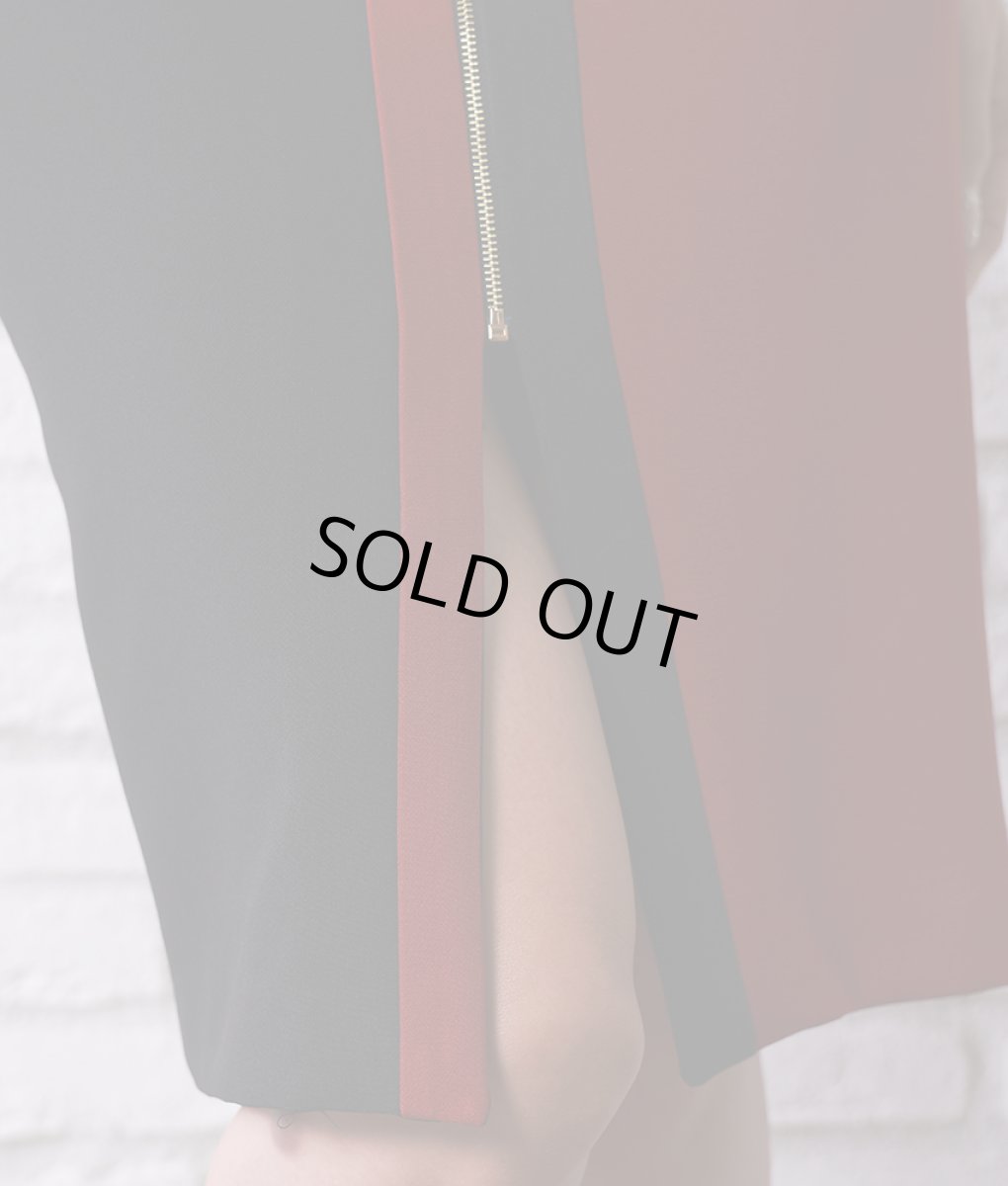 画像11: [SALE品のため返品不可＆再入荷なしの現品限り][韓国製][rinfarre]七分袖・フロントファスナー・バイカラー・ブラック×レッド・タイト・ミディアムドレス・ワンピース[れお着用] (11)