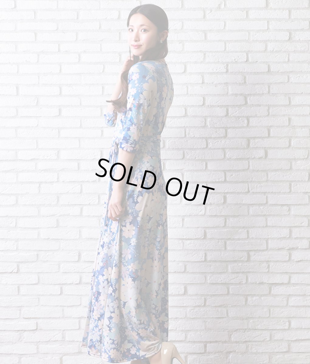 画像2: [SALE品のため返品不可＆再入荷なしの現品限り][韓国製][rinfarre]ブルー・パステル小花柄・Vネック・カシュクール・七分袖・マキシワンピ・ロングドレス・ラップワンピース[友崎まどか着用] (2)