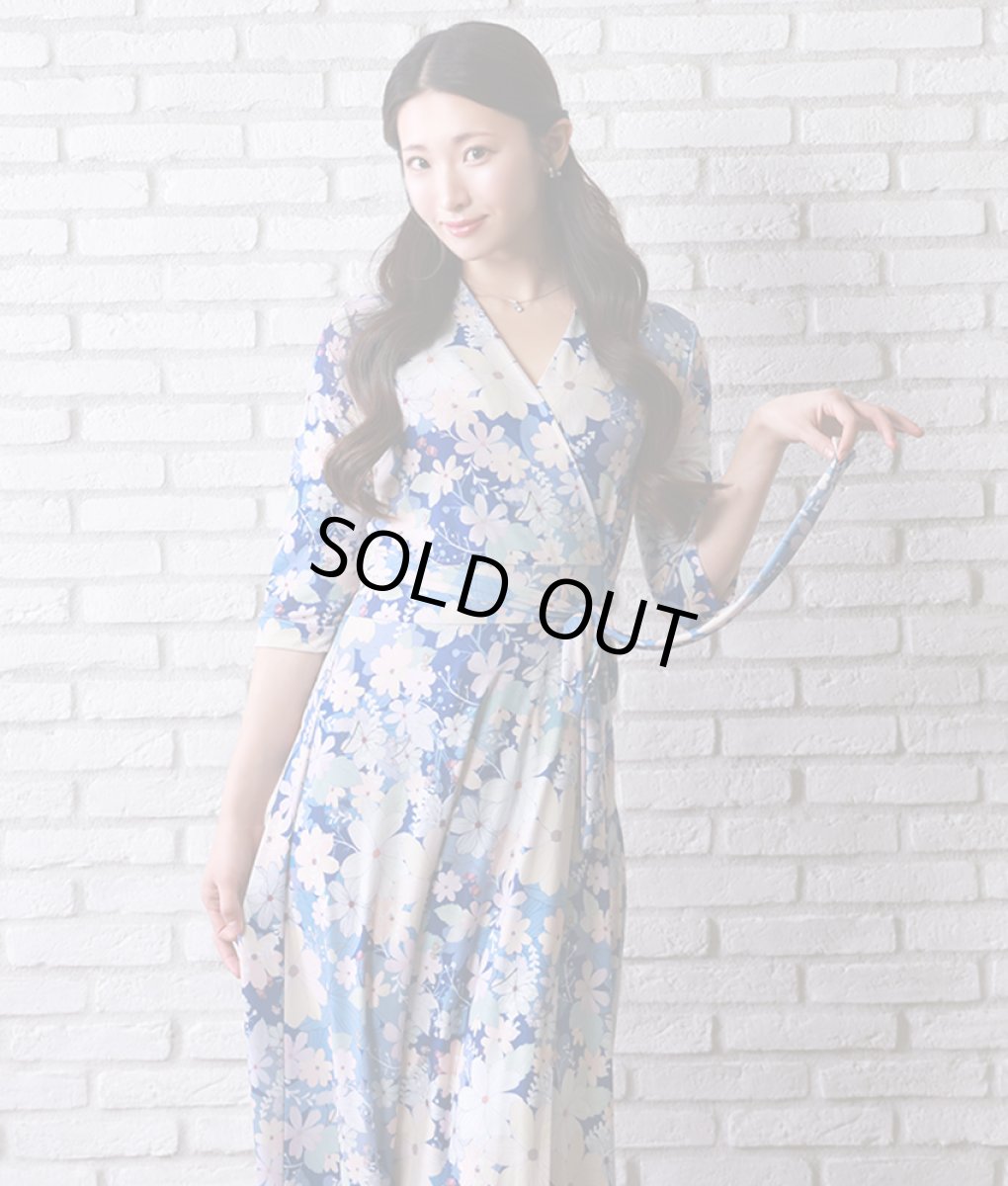 画像4: [SALE品のため返品不可＆再入荷なしの現品限り][韓国製][rinfarre]ブルー・パステル小花柄・Vネック・カシュクール・七分袖・マキシワンピ・ロングドレス・ラップワンピース[友崎まどか着用] (4)