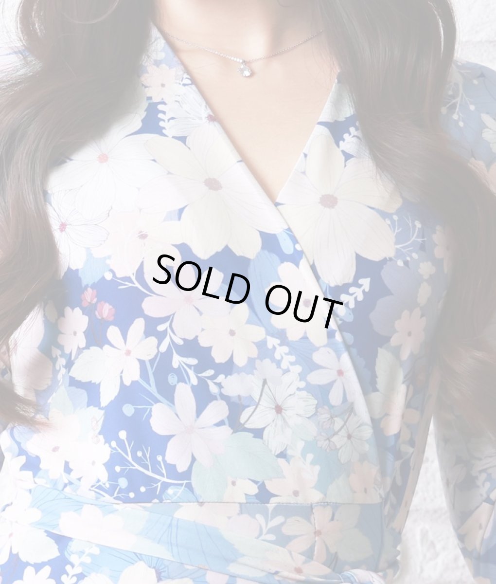 画像9: [SALE品のため返品不可＆再入荷なしの現品限り][韓国製][rinfarre]ブルー・パステル小花柄・Vネック・カシュクール・七分袖・マキシワンピ・ロングドレス・ラップワンピース[友崎まどか着用] (9)