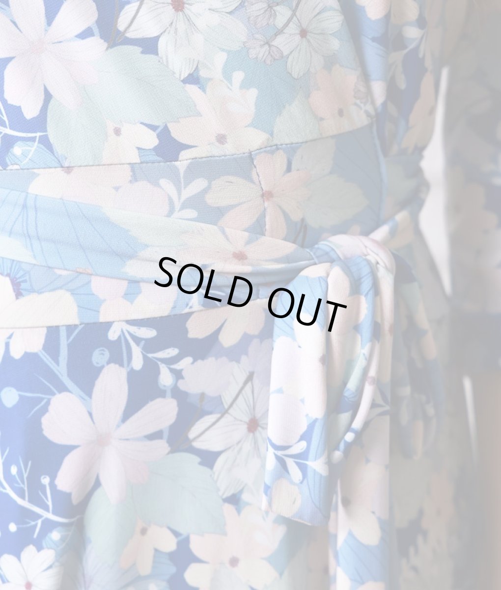 画像10: [SALE品のため返品不可＆再入荷なしの現品限り][韓国製][rinfarre]ブルー・パステル小花柄・Vネック・カシュクール・七分袖・マキシワンピ・ロングドレス・ラップワンピース[友崎まどか着用] (10)