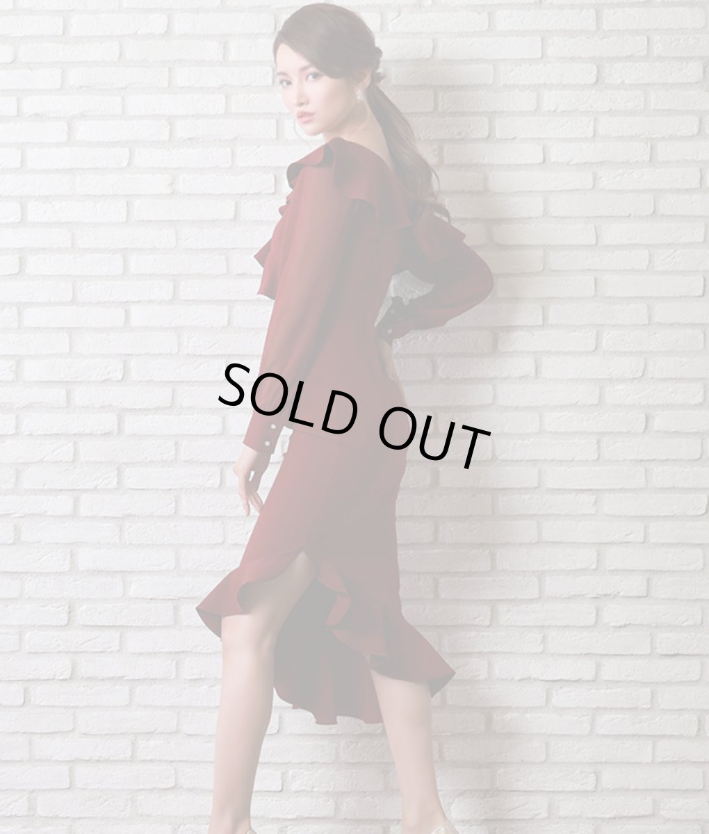 画像2: [韓国製][rinfarre]フリル・アシメントリー・ワインレッド・オフショルダー・長袖・無地・タイト・ミディアムドレス・ワンピース[れお着用]《送料＆代引き手数料無料》 (2)