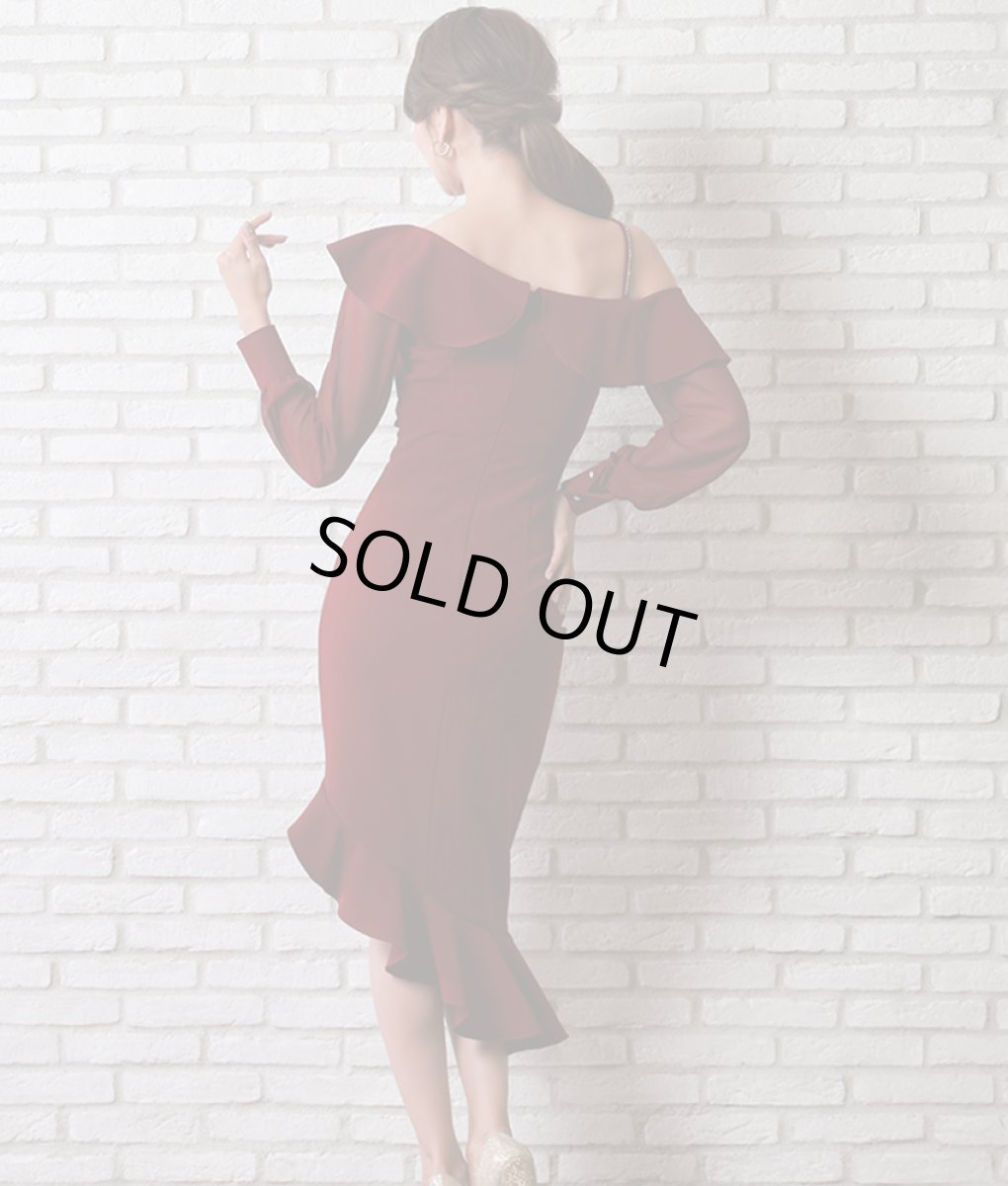 画像3: [韓国製][rinfarre]フリル・アシメントリー・ワインレッド・オフショルダー・長袖・無地・タイト・ミディアムドレス・ワンピース[れお着用]《送料＆代引き手数料無料》 (3)