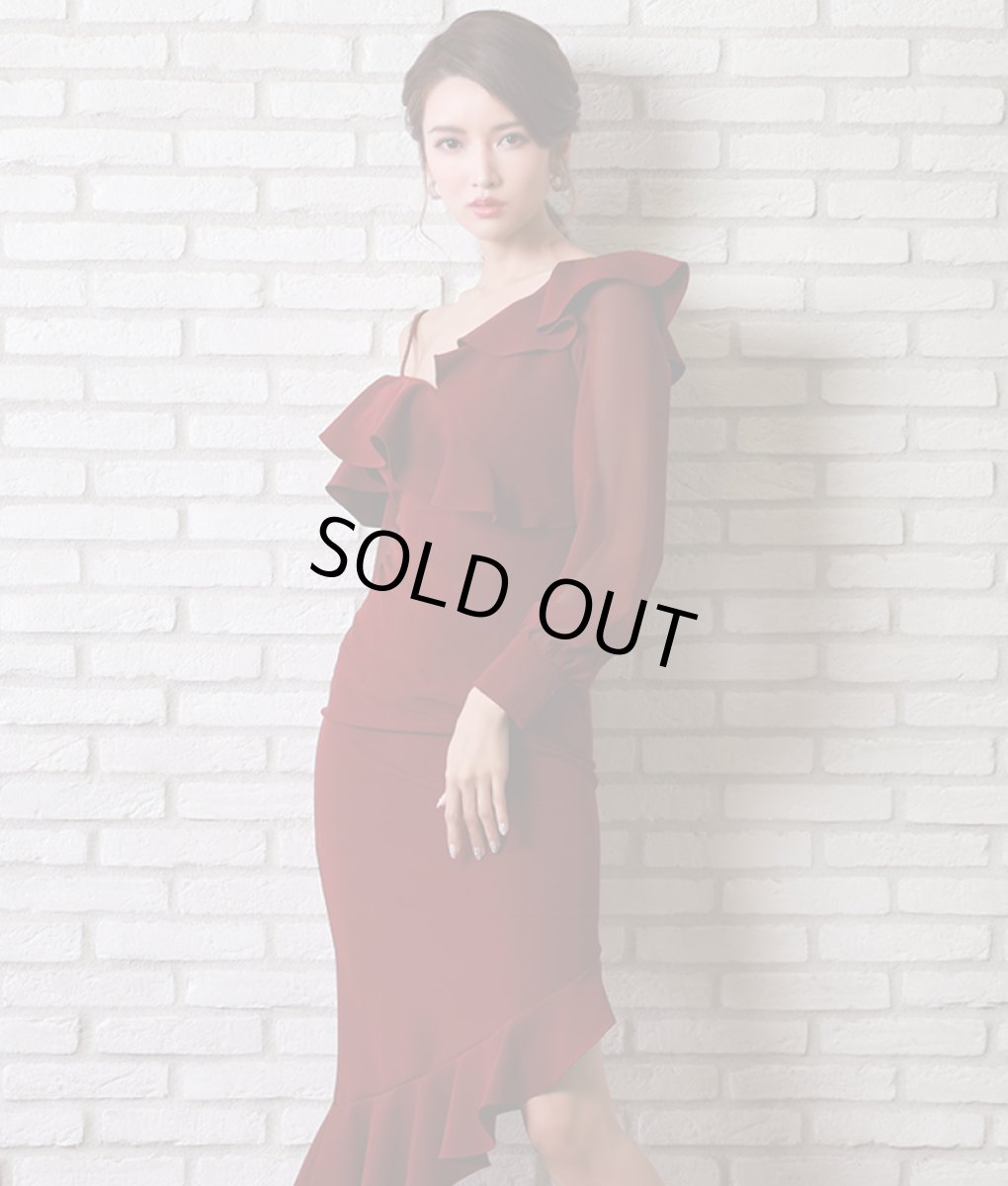 画像4: [韓国製][rinfarre]フリル・アシメントリー・ワインレッド・オフショルダー・長袖・無地・タイト・ミディアムドレス・ワンピース[れお着用]《送料＆代引き手数料無料》 (4)